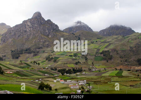 Indigene Ackerland im Anden-Gebirge in der Nähe von Laguna Quilotoa, Ecuador. Stockfoto