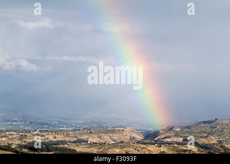 Regenbogen über indigene Ackerland im Anden-Gebirge in der Nähe von Laguna Quilotoa, Ecuador. Stockfoto