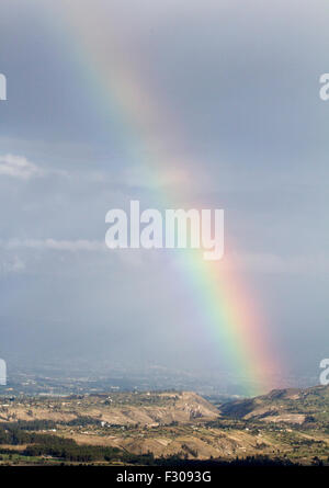 Regenbogen über indigene Ackerland im Anden-Gebirge in der Nähe von Laguna Quilotoa, Ecuador. Stockfoto