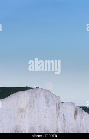 Ein Supermoon steigt über die sieben Schwestern in Sussex, Teil des South Downs National Park im Vereinigten Königreich Stockfoto