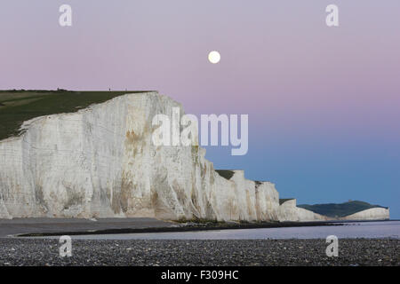 Ein Supermoon steigt über die sieben Schwestern in Sussex, Teil des South Downs National Park im Vereinigten Königreich Stockfoto