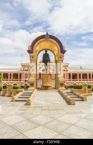 Statue des Phra Bat Somdet Phra Poramenthra Maha Mongkut Phra Chom Klao Chao Yu Hua, oder Rama IV, bekannt im englischsprachigen countr Stockfoto