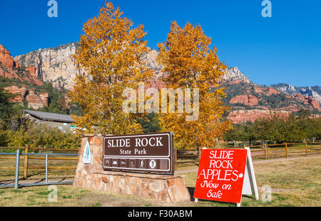 Eingang zum Slide Rock State Park im Herbst Stockfoto