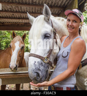 Frau im Na'alapa Stall im Waipio Valley auf der Big Island von Hawaii Stockfoto