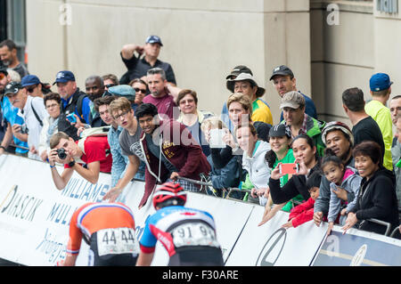 Richmond, Virginia, USA. 26. Sep 2015. Fans jubeln auf den Radfahrer, während die Männer Junior Straßenrennen Samstag, 26. September 2015 an die UCI Straßen Rad-WM in Richmond, Virginia, Vereinigte Staaten von Amerika. Bildnachweis: Sean Meyers/ZUMA Draht/Alamy Live-Nachrichten Stockfoto