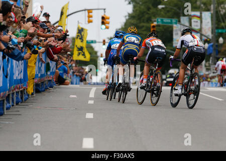 RICHMOND, VIRGINIA, 26. September 2015. Fahrer bilden eine Paceline in Richmond, Virginia East Broad Street während der 130 Kilometer langen UCI World Championships Frauen Elite Straßenrennen. Stockfoto