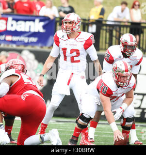 Rasenfläche für Bowling, KY, USA. 26. Sep 2015. WKU QB Brandon Doughty #12 ändert sich das Spiel auf der Linie während der NCAA Football-Spiel zwischen der WKU Hilltoppers und die Miami RedHawks Houchens-Smith-Stadion in Bowling Green, Kentucky Kyle Okita/CSM/Alamy Live-Nachrichten Stockfoto