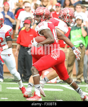 Rasenfläche für Bowling, KY, USA. 26. Sep 2015. Miami KR Fred McRae #18 kehrt ein Kickoff während der NCAA Football-Spiel zwischen der WKU Hilltoppers und die Miami RedHawks Houchens-Smith-Stadion in Bowling Green, Kentucky Kyle Okita/CSM/Alamy Live-Nachrichten Stockfoto