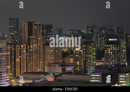 Manila, Philippinen - 25. September 2015 Twilight von links nach rechts bewegen aufnehmen von Makati City Skyline. Makati ist eines der am weitesten entwickelten Stockfoto