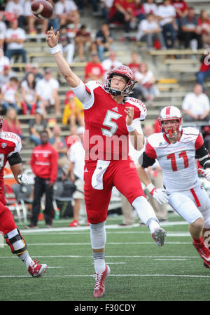 Rasenfläche für Bowling, KY, USA. 26. Sep 2015. Miami QB Billy Bahl #5 wirft den Ball downfield während der NCAA Football-Spiel zwischen der WKU Hilltoppers und die Miami RedHawks Houchens-Smith-Stadion in Bowling Green, Kentucky Kyle Okita/CSM/Alamy Live-Nachrichten Stockfoto