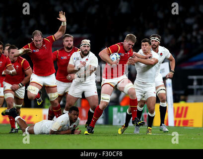 London, UK. 26. Sep 2015. Bradley Davies (3. R) von Wales durchbricht während der Rugby-Weltmeisterschaft 2015 Pool ein Match zwischen England und Wales im Twickenham Stadium in London, Großbritannien am 26. September 2015. Wales gewann 28-25. Bildnachweis: Han Yan/Xinhua/Alamy Live-Nachrichten Stockfoto