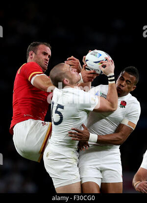 London, UK. 26. Sep 2015. Von Mike Brown (C) England springt für den Ball während der Rugby-Weltmeisterschaft 2015 Pool ein Match zwischen England und Wales im Twickenham Stadium in London, Großbritannien am 26. September 2015. England verlor 25-28. Bildnachweis: Han Yan/Xinhua/Alamy Live-Nachrichten Stockfoto