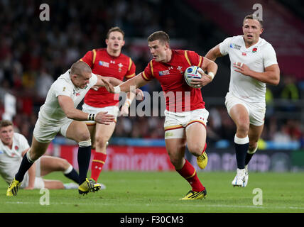 London, UK. 26. Sep 2015. Scott Williams (2. R) von Wales durchbricht während der Rugby-Weltmeisterschaft 2015 Pool ein Match zwischen England und Wales im Twickenham Stadium in London, Großbritannien am 26. September 2015. Wales gewann 28-25. Bildnachweis: Han Yan/Xinhua/Alamy Live-Nachrichten Stockfoto