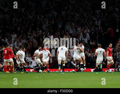 London, UK. 26. Sep 2015. Spieler von England feiern nach einem guten versuchen während der Rugby-Weltmeisterschaft 2015 Pool ein Match zwischen England und Wales im Twickenham Stadium in London, Großbritannien am 26. September 2015. England verlor 25-28. Bildnachweis: Han Yan/Xinhua/Alamy Live-Nachrichten Stockfoto