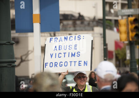 Philadelphia, Pennsylvania, USA. 26. Sep 2015. Ein Demonstrant auf Ben Franklin Parkway kurz vor Papst Francis päpstlichen Parade in Philadelphia Credit: Ricky Fitchett/ZUMA Draht/Alamy Live News Stockfoto