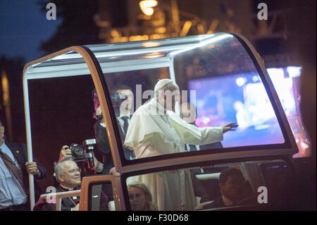 Philadelphia, Pennsylvania, USA. 26. Sep 2015. Seine Heiligkeit, Papst Francis, winkt der Menschenmenge auf dem Ben Franklin Parkway während der päpstlichen Parade in Philadelphia Credit: Ricky Fitchett/ZUMA Draht/Alamy Live News Stockfoto