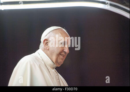 Philadelphia, Pennsylvania, USA. 26. Sep 2015. Seine Heiligkeit, Papst Francis, winkt der Menschenmenge auf dem Ben Franklin Parkway während der päpstlichen Parade in Philadelphia Credit: Ricky Fitchett/ZUMA Draht/Alamy Live News Stockfoto