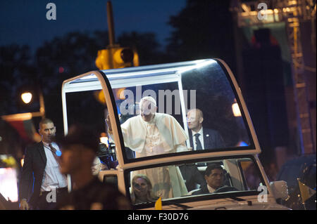 Philadelphia, Pennsylvania, USA. 26. Sep 2015. Seine Heiligkeit, Papst Francis, winkt der Menschenmenge auf dem Ben Franklin Parkway während der päpstlichen Parade in Philadelphia Credit: Ricky Fitchett/ZUMA Draht/Alamy Live News Stockfoto