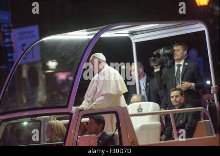 Philadelphia, Pennsylvania, USA. 26. Sep 2015. Seine Heiligkeit, Papst Francis, winkt der Menschenmenge auf dem Ben Franklin Parkway während der päpstlichen Parade in Philadelphia Credit: Ricky Fitchett/ZUMA Draht/Alamy Live News Stockfoto