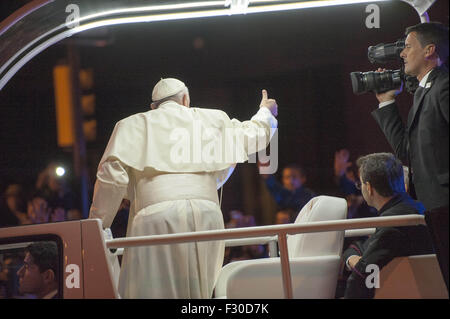 Philadelphia, Pennsylvania, USA. 26. Sep 2015. Seine Heiligkeit, Papst Francis, winkt der Menschenmenge auf dem Ben Franklin Parkway während der päpstlichen Parade in Philadelphia Credit: Ricky Fitchett/ZUMA Draht/Alamy Live News Stockfoto