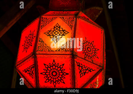 Rote Lampe unter der Decke, Chiang Khan, Thailand Stockfoto