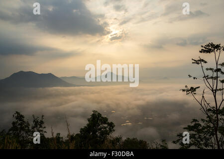 Nebel über den Bergen im Chiang Khan, Thailand Stockfoto