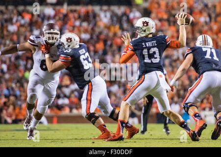 Auburn quarterback Sean White (13) während der NCAA College Football-Spiel zwischen Mississippi State und Auburn am Samstag Sept. 26, 2015 im Jordan-Hase-Stadion in Auburn, AL. Jacob Kupferman/CSM Stockfoto