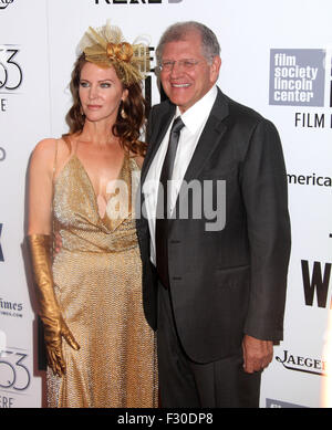 New York, New York, USA. 26. Sep 2015. Regisseur ROBERT ZEMECKIS und seine Frau LESLIE ZEMECKIS besuchen die Weltpremiere von "The Walk" in der Alice Tully Hall im Lincoln Center statt 2015 New York Film Festival Premiere. Bildnachweis: Nancy Kaszerman/ZUMA Draht/Alamy Live-Nachrichten Stockfoto