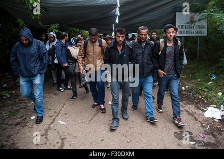 Bapska, Kroatien. 23. Sep, 2015. Flüchtlinge verlassen das Gebiet der Republik Serbien. © Ivan Romano/Pacific Press/Alamy Live-Nachrichten Stockfoto