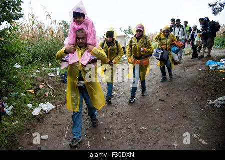 Bapska, Kroatien. 23. Sep, 2015. Flüchtlinge standen Schlange, um die Grenze zu überqueren, in Kroatien zu erhalten. © Ivan Romano/Pacific Press/Alamy Live-Nachrichten Stockfoto