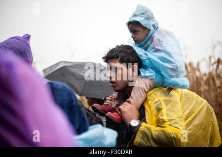 Bapska, Kroatien. 23. Sep, 2015. Flüchtlings- und sein Kind warten, die Serbisch-kroatische Grenze überqueren zu können. © Ivan Romano/Pacific Press/Alamy Live-Nachrichten Stockfoto