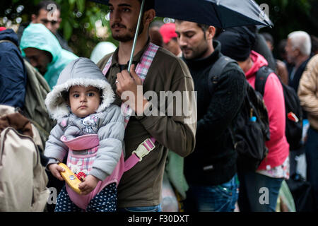 Bapska, Kroatien. 23. Sep, 2015. Flüchtlings- und sein Kind warten, die Serbisch-kroatische Grenze überqueren zu können. © Ivan Romano/Pacific Press/Alamy Live-Nachrichten Stockfoto