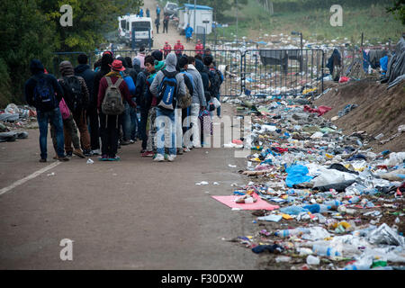 Bapska, Kroatien. 23. Sep, 2015. Flüchtlinge standen Schlange, um die Grenze zu überqueren, in Kroatien zu erhalten. © Ivan Romano/Pacific Press/Alamy Live-Nachrichten Stockfoto