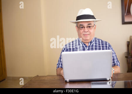 ältere Menschen mit Hilfe eines Computers Stockfoto