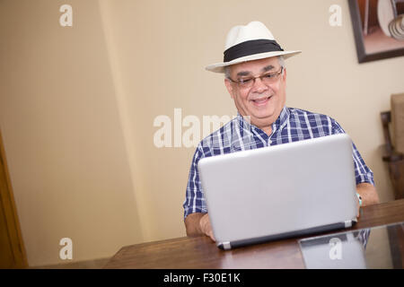 Senior woman an einem Computer arbeiten Stockfoto