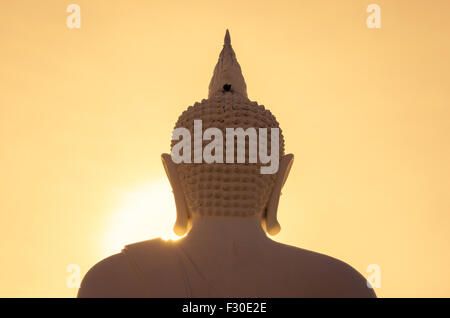 Landschaft der großen weißen Buddha Skulptur auf der Zeit der Morgendämmerung, Thailand. Stockfoto