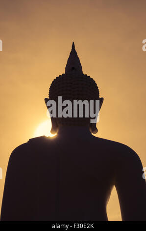 Landschaft der großen weißen Buddha Skulptur auf der Zeit der Morgendämmerung, Thailand. Stockfoto