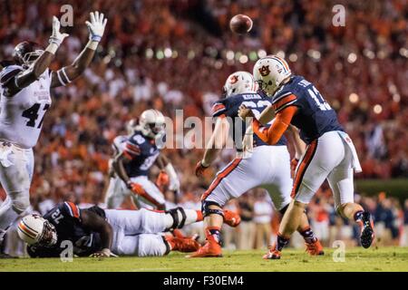 Auburn quarterback Sean White (13) während der NCAA College Football-Spiel zwischen Mississippi State und Auburn am Samstag Sept. 26, 2015 im Jordan-Hase-Stadion in Auburn, AL. Jacob Kupferman/CSM Stockfoto