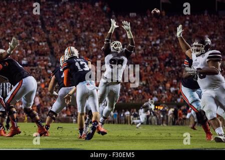 Auburn quarterback Sean White (13) während der NCAA College Football-Spiel zwischen Mississippi State und Auburn am Samstag Sept. 26, 2015 im Jordan-Hase-Stadion in Auburn, AL. Jacob Kupferman/CSM Stockfoto