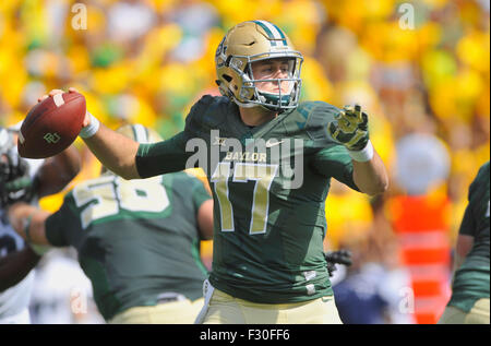 26. September 2015: Baylor Quarterback Seth Russell (17) bereitet sich auf einen Pass im ersten Halbjahr eine NCAA College-Football-Spiel zwischen dem Reis Eulen und Baylor Bears McLane-Stadion in Waco, Texas. Baylor gewann 70-17. Austin McAfee/CSM Stockfoto