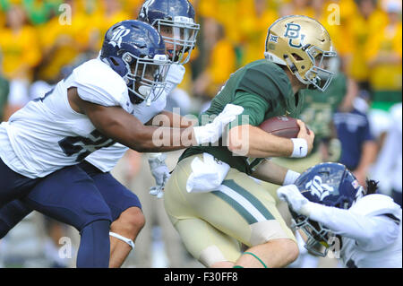 26. September 2015: Baylor quarterback Seth Russell (rechts) eilt vorbei an Reis Linebacker Tabari McGaskey (25) im ersten Halbjahr eine NCAA College-Football-Spiel zwischen dem Reis Eulen und Baylor Bears McLane-Stadion in Waco, Texas. Baylor gewann 70-17. Austin McAfee/CSM Stockfoto