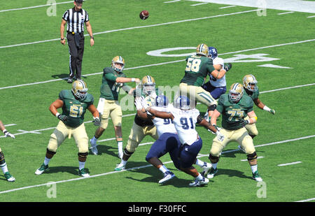 26. September 2015: Baylor Quarterback Seth Russell (17) wirft einem Pass downfield während der ersten Hälfte eine NCAA College-Football-Spiel zwischen dem Reis Eulen und Baylor Bears McLane-Stadion in Waco, Texas. Baylor gewann 70-17. Austin McAfee/CSM Stockfoto