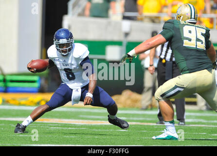 26. September 2015: Reis Quarterback Driphus Jackson (6) sieht durch Baylor defensive Lineman Beau Blackshear (95) im ersten Halbjahr eine NCAA College-Football-Spiel zwischen dem Reis Eulen und Baylor Bears McLane-Stadion in Waco, Texas bekommen. Baylor gewann 70-17. Austin McAfee/CSM Stockfoto