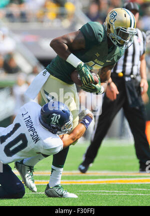 26. September 2015: Baylor Empfänger Chris Johnson (13) ist von Reis Sicherheit J.P.Thompson (10) eingewickelt im ersten Halbjahr eine NCAA College-Football-Spiel zwischen dem Reis Eulen und Baylor Bears McLane-Stadion in Waco, Texas. Baylor gewann 70-17. Austin McAfee/CSM Stockfoto
