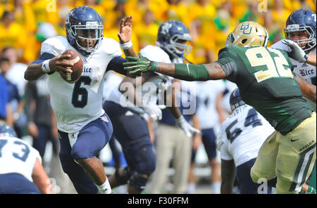 26. September 2015: Reis Quarterback Driphus Jackson (6) versucht, Baylor defensive End Jamal Palmer (92) im ersten Halbjahr eine NCAA College-Football-Spiel zwischen dem Reis Eulen und Baylor Bears McLane-Stadion in Waco, Texas zu vermeiden. Baylor gewann 70-17. Austin McAfee/CSM Stockfoto