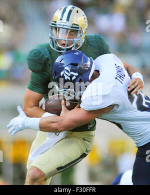 26. September 2015: Baylor Quarterback Jarrett Stidham (links) ist von Reis Sicherheit Cole Thomas (rechts) kurz vor der Torlinie eingewickelt in der zweiten Jahreshälfte eine NCAA College-Football-Spiel zwischen dem Reis Eulen und Baylor Bears McLane-Stadion in Waco, Texas. Baylor gewann 70-17. Austin McAfee/CSM Stockfoto