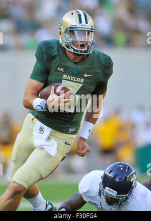 26. September 2015: Baylor Quarterback Jarrett Stidham nimmt Werften innerhalb der roten Zone in der zweiten Jahreshälfte eine NCAA College-Football-Spiel zwischen dem Reis Eulen und Baylor Bears McLane-Stadion in Waco, Texas. Baylor gewann 70-17. Austin McAfee/CSM Stockfoto