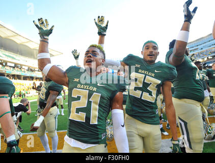 26. September 2015: Baylor Patrick Ebenen (21) und Justin Barnes (23) geben eine Sic'em nach einem NCAA College-Football-Spiel zwischen dem Reis Eulen und Baylor Bears McLane-Stadion in Waco, Texas. Baylor gewann 70-17. Austin McAfee/CSM Stockfoto