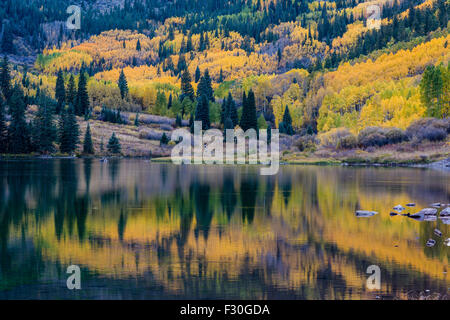 Farben des Herbstes im Maroon Lake auf die Maroon Bells, in der Nähe von Aspen, Colorado Stockfoto