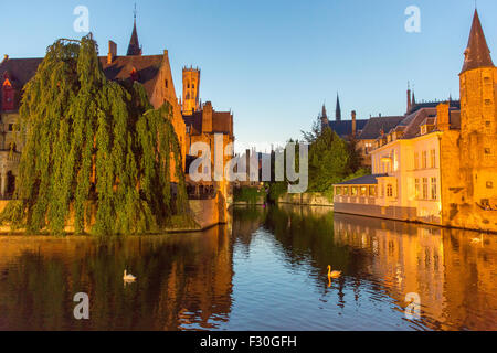Die Kanäle von Brügge in Belgien bei Sonnenuntergang Stockfoto